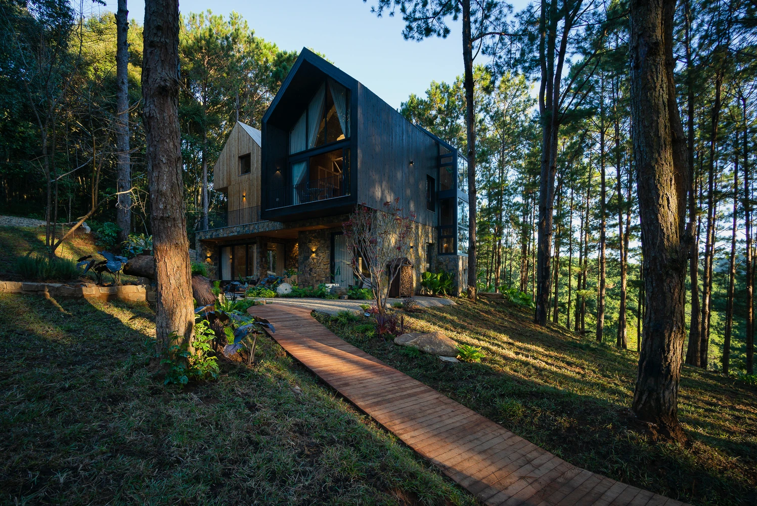 Biệt thự gỗ ốp đá đẹp thơ mộng giữa rừng thông Đà Lạt