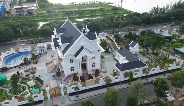 Toàn cảnh biệt phủ 4 mặt tiền nguy nga gây sốt ở miền Tây