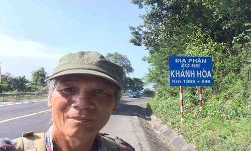 Giới trẻ phục sát đất cụ ông đi bộ xuyên Việt