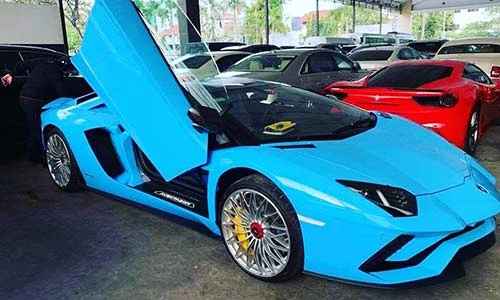 Siêu xe Lamborghini Aventador S mui trần cập bến Campuchia