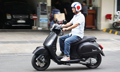 Cận cảnh Vespa GTS Notte mới giá 115 triệu tại Việt Nam