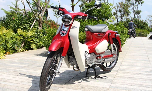Cận cảnh Honda Super Cub C125 "giá mềm" chính hãng 