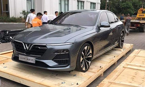 Cận cảnh sedan VinFast Lux A2.0 đầu tiên tại Hà Nội