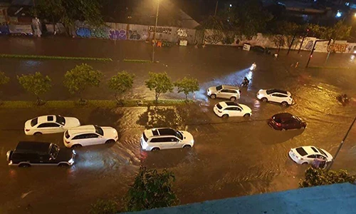 Ôtô và xe máy ở Sài Gòn "chết chìm" sau bão số 9