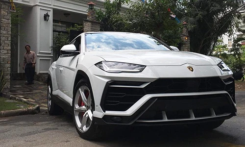 Minh Nhựa rước siêu SUV Lamborghini Urus đầu tiên về nhà