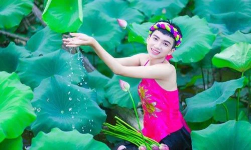 Nam sinh mặc yếm khoe lưng trần, dân mạng “cự cãi” nhau sôi nổi