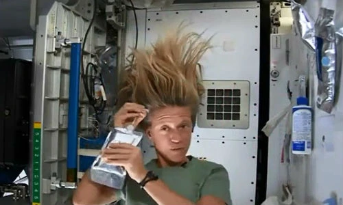 Xem phi hành gia gội đầu trong không gian