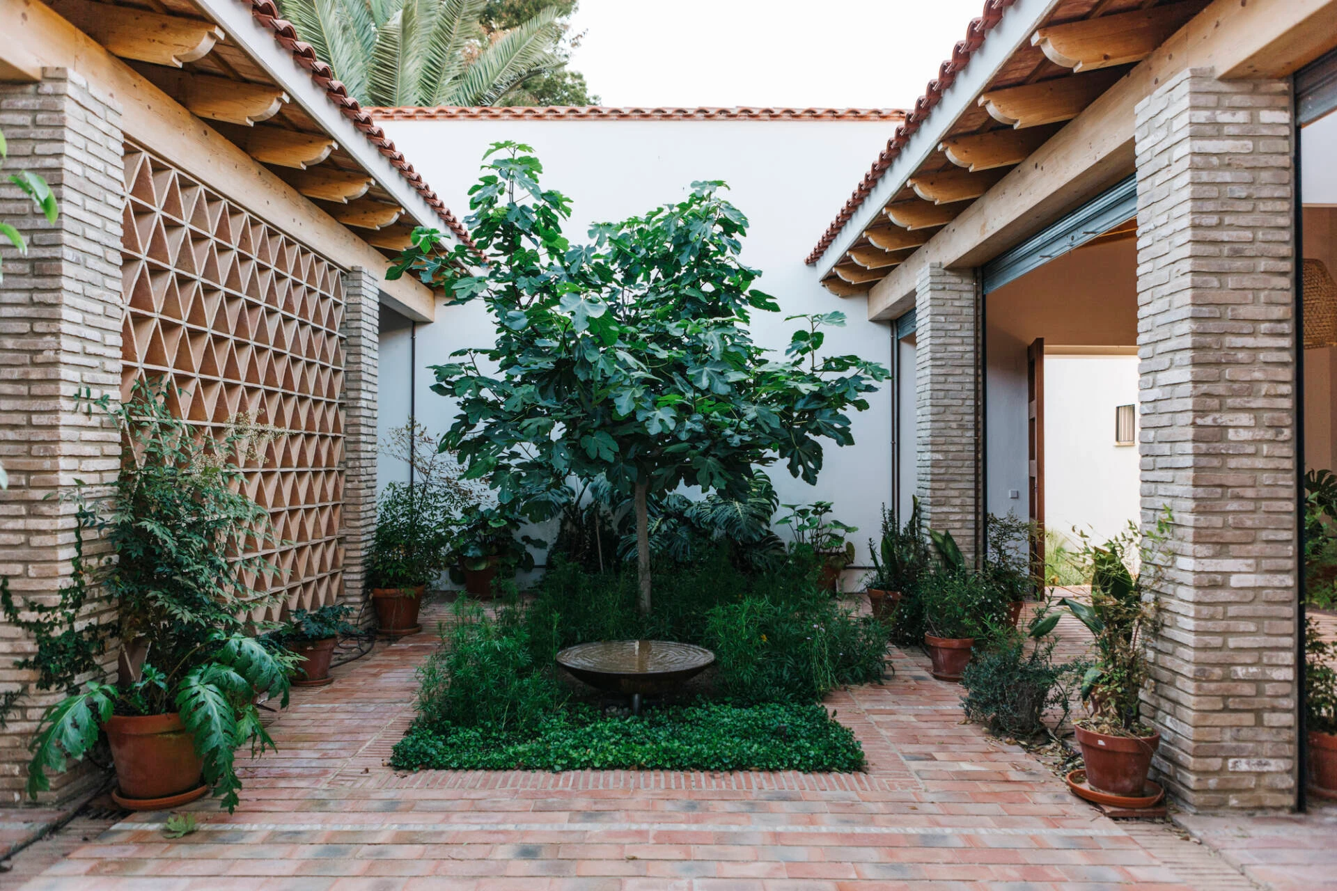 Ngôi nhà tọa lạc ở Tây Ban Nha nhưng mang phong cách truyền thống Việt