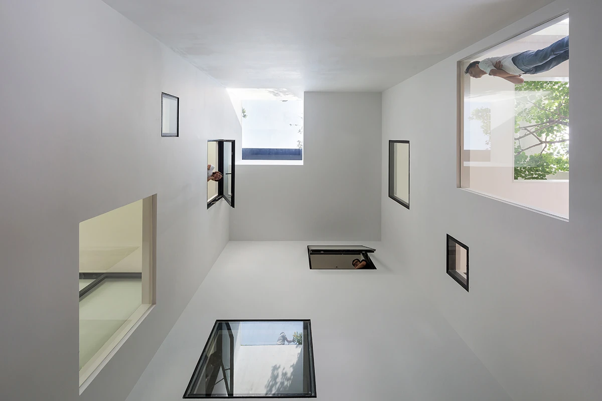 Ngôi nhà giữa Sài Gòn ngập nắng gió, mướt mắt được báo ngoại khen hết lời