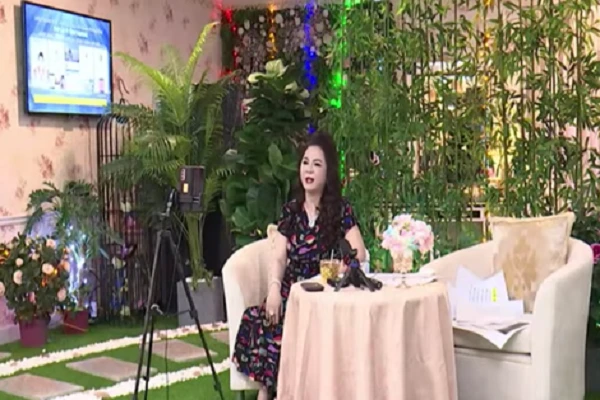 Netizen chê background livestream nhà bà Phương Hằng như tiệc cưới