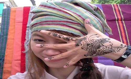 Gặp gỡ nữ cao thủ vẽ xăm henna xinh đẹp
