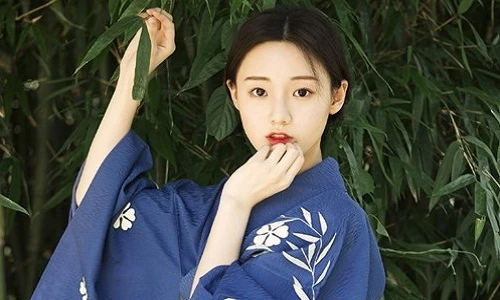 Thiên thần xứ Trung xinh lung linh trong bộ Kimono kín đáo