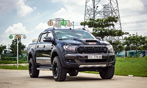 Ford Ranger Wildtrak giá 800 triệu “độ khủng” tại Sài Gòn