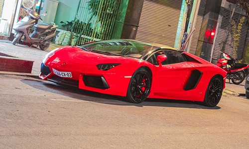 Siêu xe Lamborghini Aventador 25 tỷ “náo loạn” đêm Sài Gòn