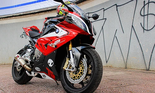 Siêu môtô BMW S1000RR giá 758 triệu “độ khủng” tại Sài Gòn