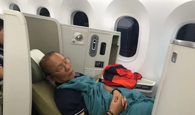 HLV Park Hang-seo tranh thủ ngủ trong chuyến bay về Việt Nam