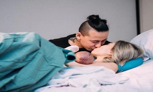 Bộ ảnh cùng vợ vượt cạn lấy nước mắt triệu dân mạng