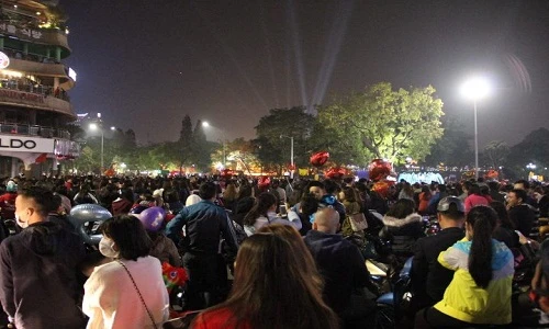 Ảnh: Người dân Hà Nội đổ ra đường đón giao thừa Tết Đinh Dậu
