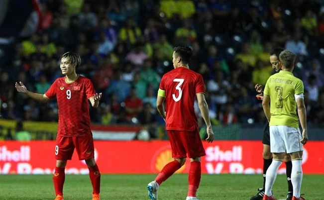 Bảo vệ đồng đội, tuyển thủ VN "lây gắt" từ hậu vệ Duy Mạnh