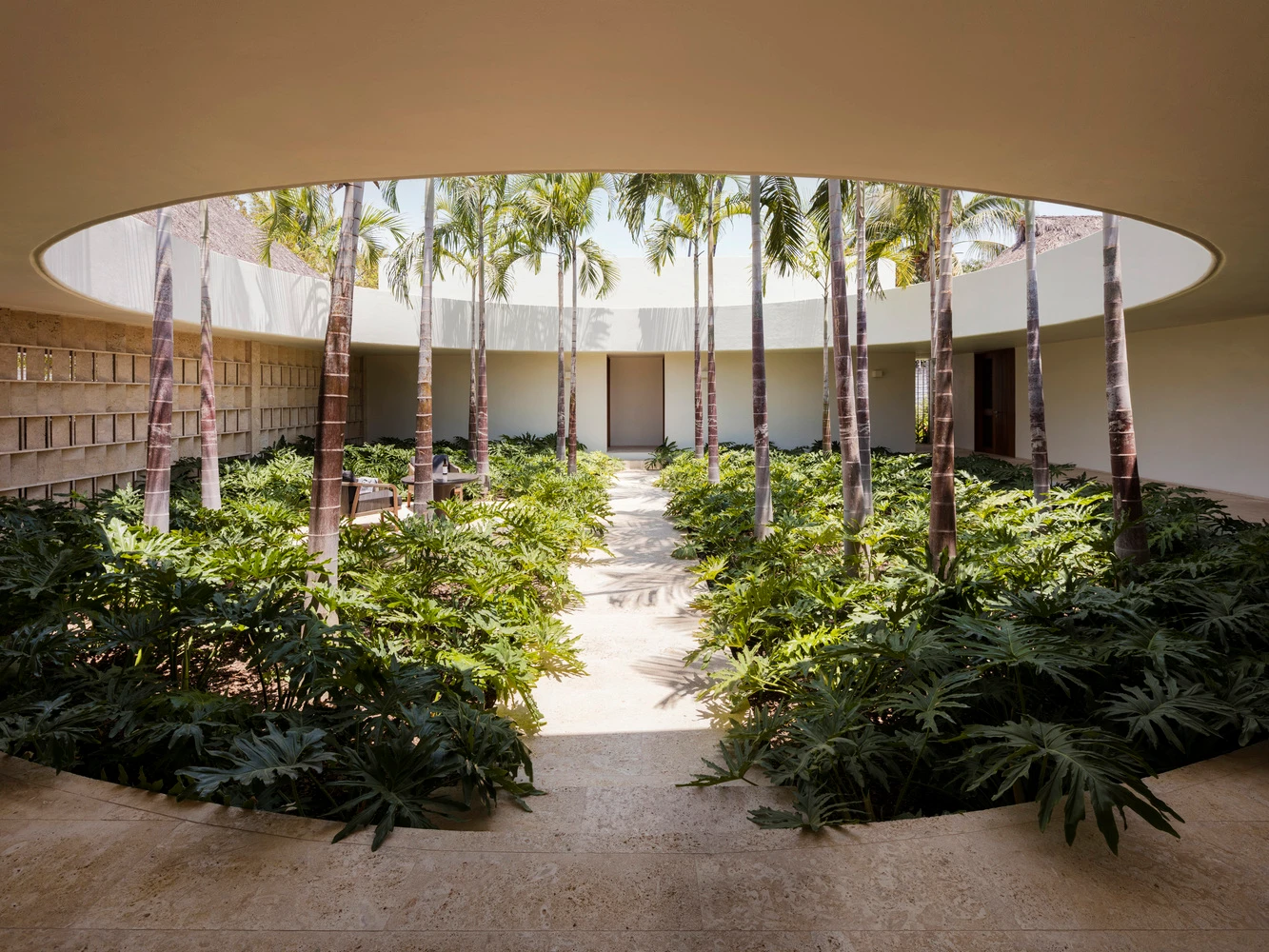 Bên trong biệt thự sở hữu cả “ốc đảo xanh” giữa nhà