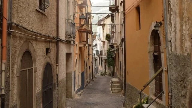 Bên trong thị trấn bán hàng trăm ngôi nhà chỉ 30.000 đồng