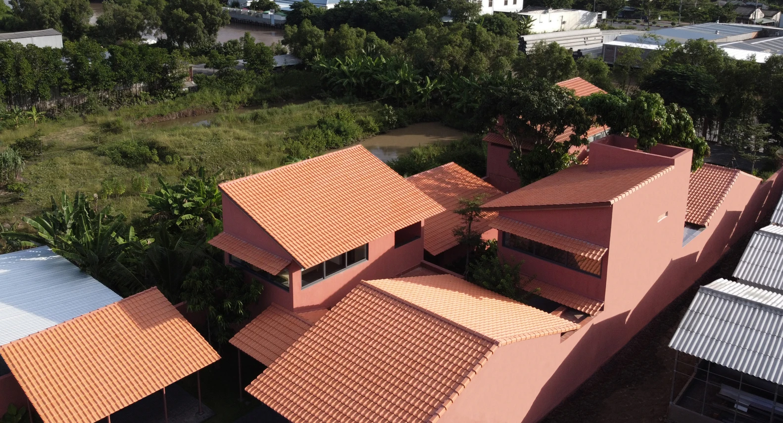 Bên trong ngôi nhà gạch đỏ tái hiện làng quê Việt ở Bạc Liêu