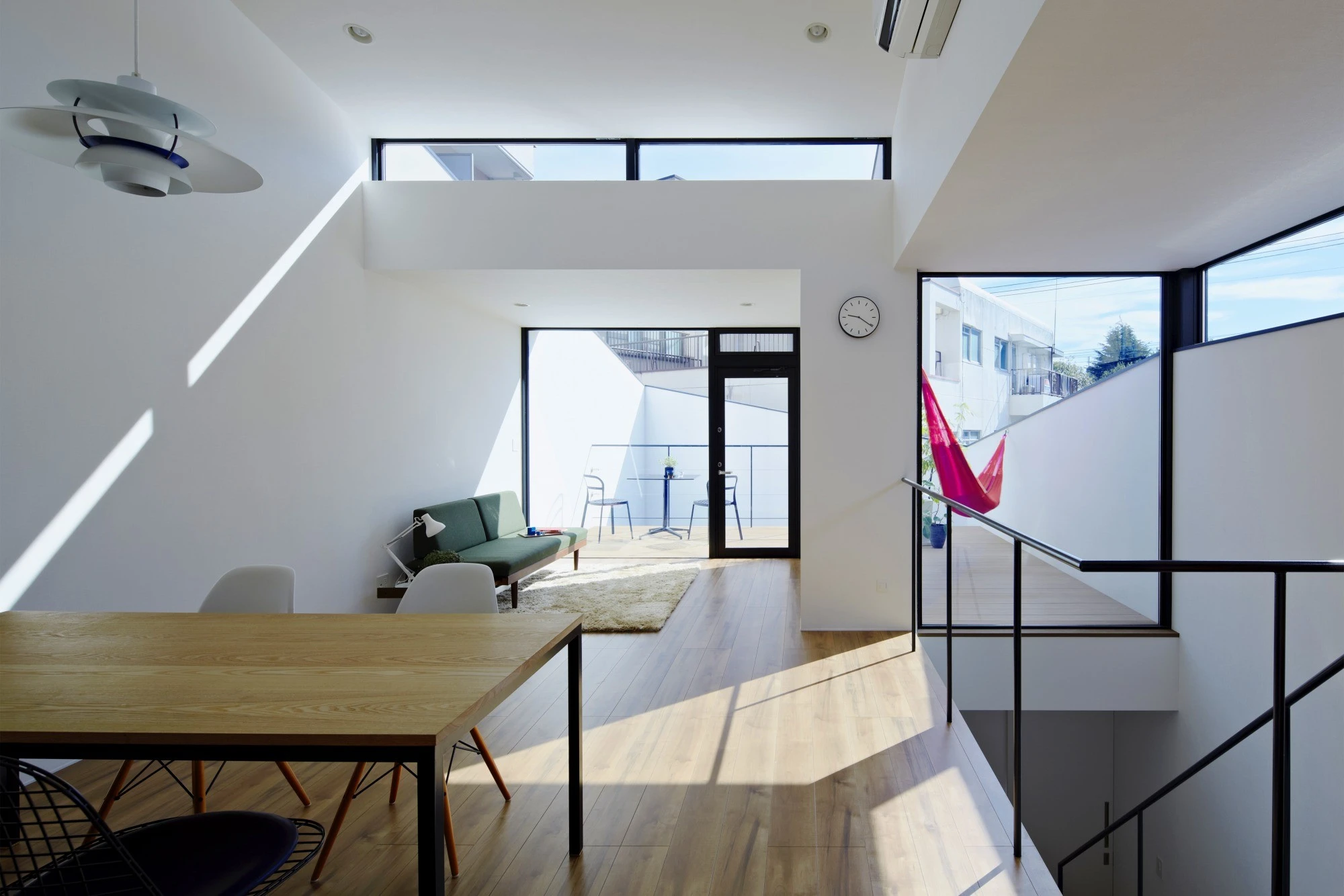 Ngôi nhà cục mịch chứa cả một bầu trời an nhiên