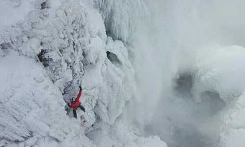 Người đầu tiên chinh phục thác Niagara trong băng tuyết 
