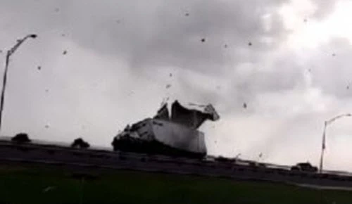Xem lốc xoáy phá nát thùng xe container ở Mỹ