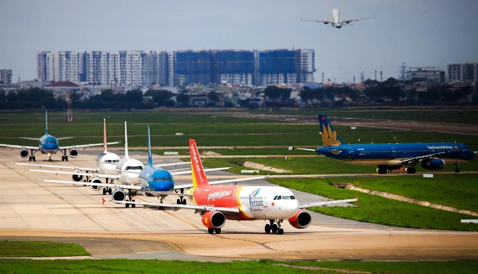 Sân bay Tân Sơn Nhất tắc mặt đất, kẹt trên trời