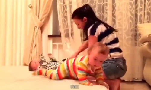 Phì cười cảnh mẹ trẻ vật lộn thay đồ cho cặp song sinh