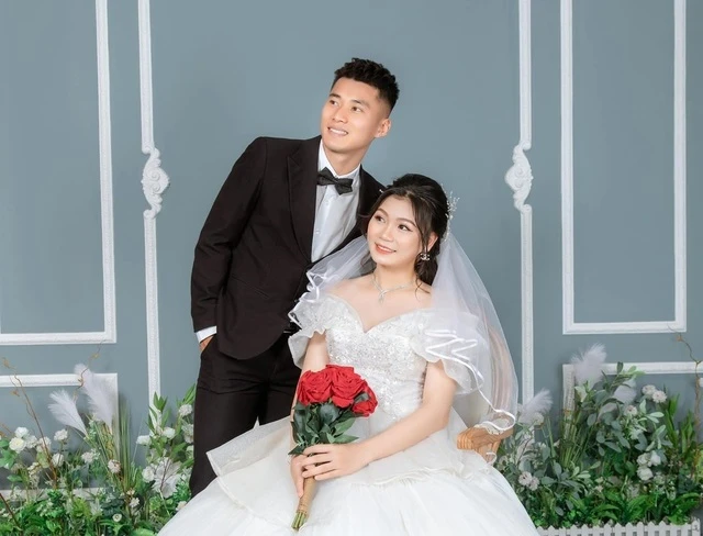 Cầu thủ đội tuyển bóng đá nữ Việt Nam lên xe hoa với đồng nghiệp