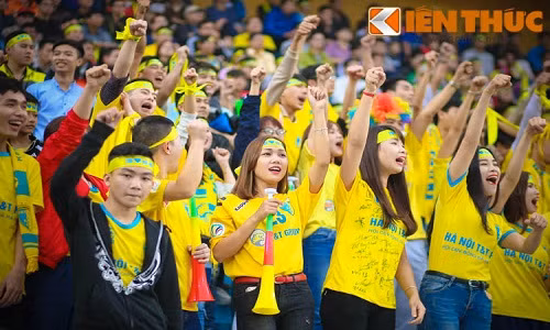 Gái xinh Hà thành quẩy tưng bừng tại sân Hàng Đẫy