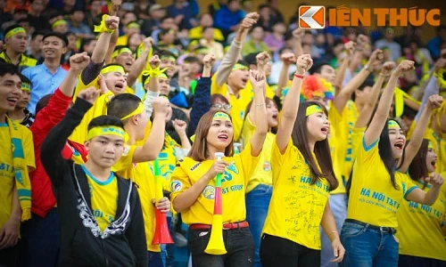 Gái xinh Hà thành quẩy tưng bừng tại sân Hàng Đẫy