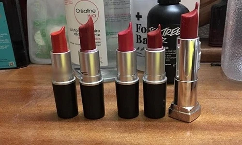 Chết cười với những cách đánh son kì dị của chị em