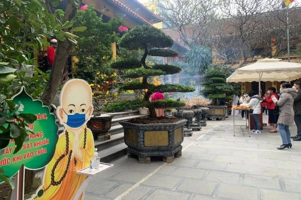 Hà Nội: Người dân đi chùa đầu năm vái từ xa, tuân thủ chuẩn 5K