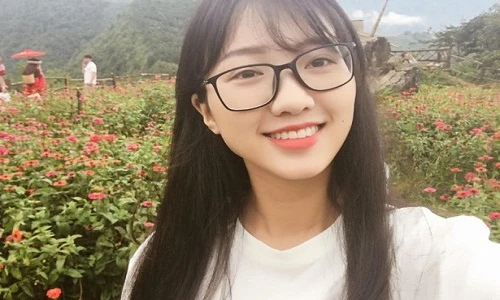 Nữ sinh Kinh tế Quốc dân đã xinh lại học cực "khủng"