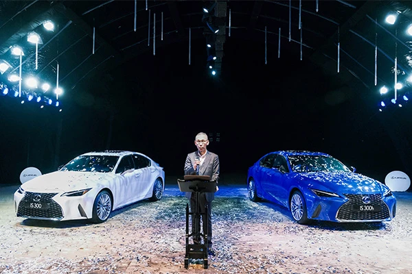 Cận cảnh "xế sang" Lexus IS300 2021 từ 2,13 tỷ tại Việt Nam