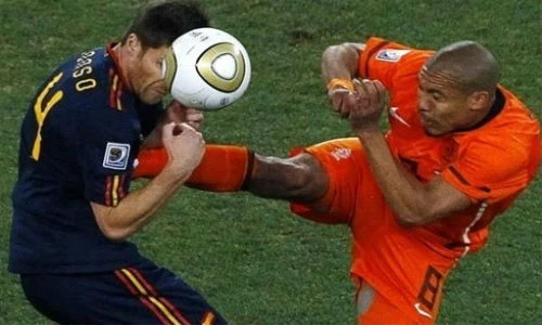 Rợn người với những pha KungFu trong bóng đá