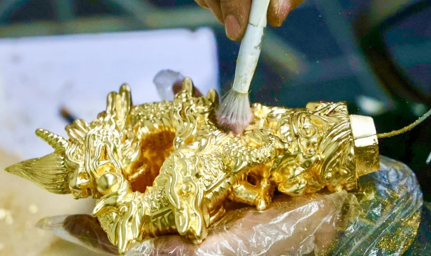 Chiêm ngưỡng rồng phủ vàng ròng 24K chục triệu đón Tết