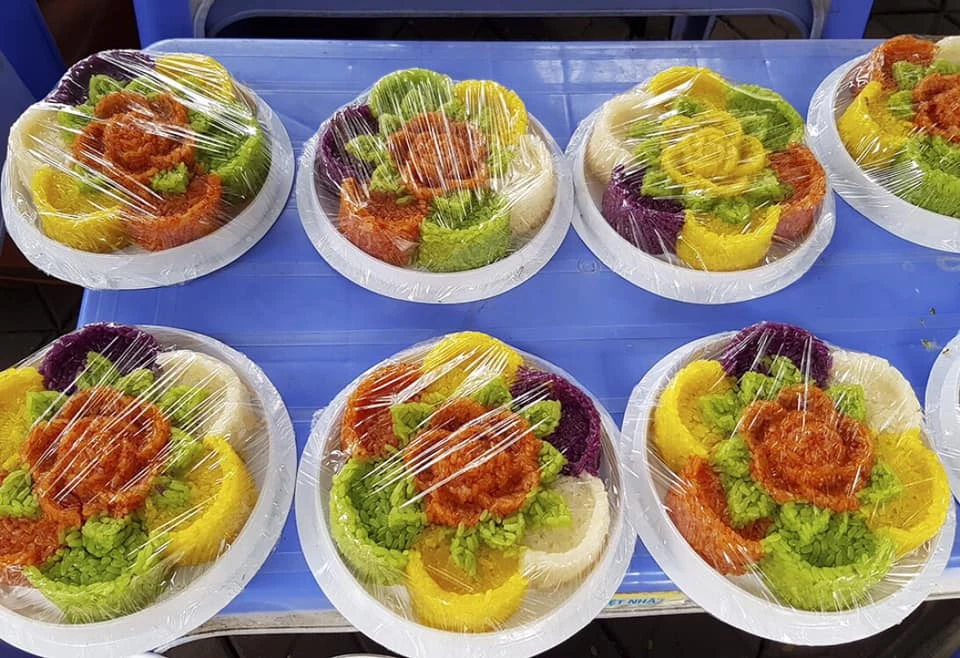 Sát Tết Đoan ngọ, xôi ngũ sắc hút khách, tiểu thương “hốt bạc“