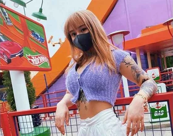 Hot girl Trung Quốc tự tin xăm hình lên toàn chỗ “hiểm hóc”