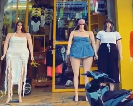 Kinh doanh thời trang cho người béo, chủ quán có dàn ma-nơ-canh "lạ"