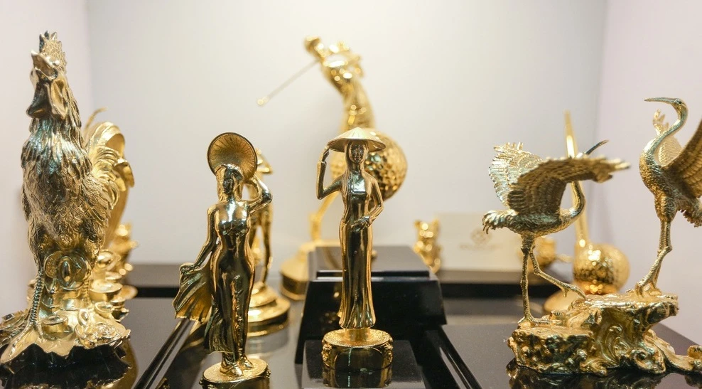 Hoa mạ vàng tiền triệu ngập tràn thị trường quà tặng ngày 8/3