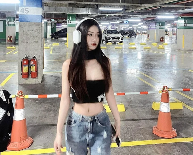 Bạn gái cầu thủ U23 Việt Nam khéo khoe vòng 1 "nảy nở"