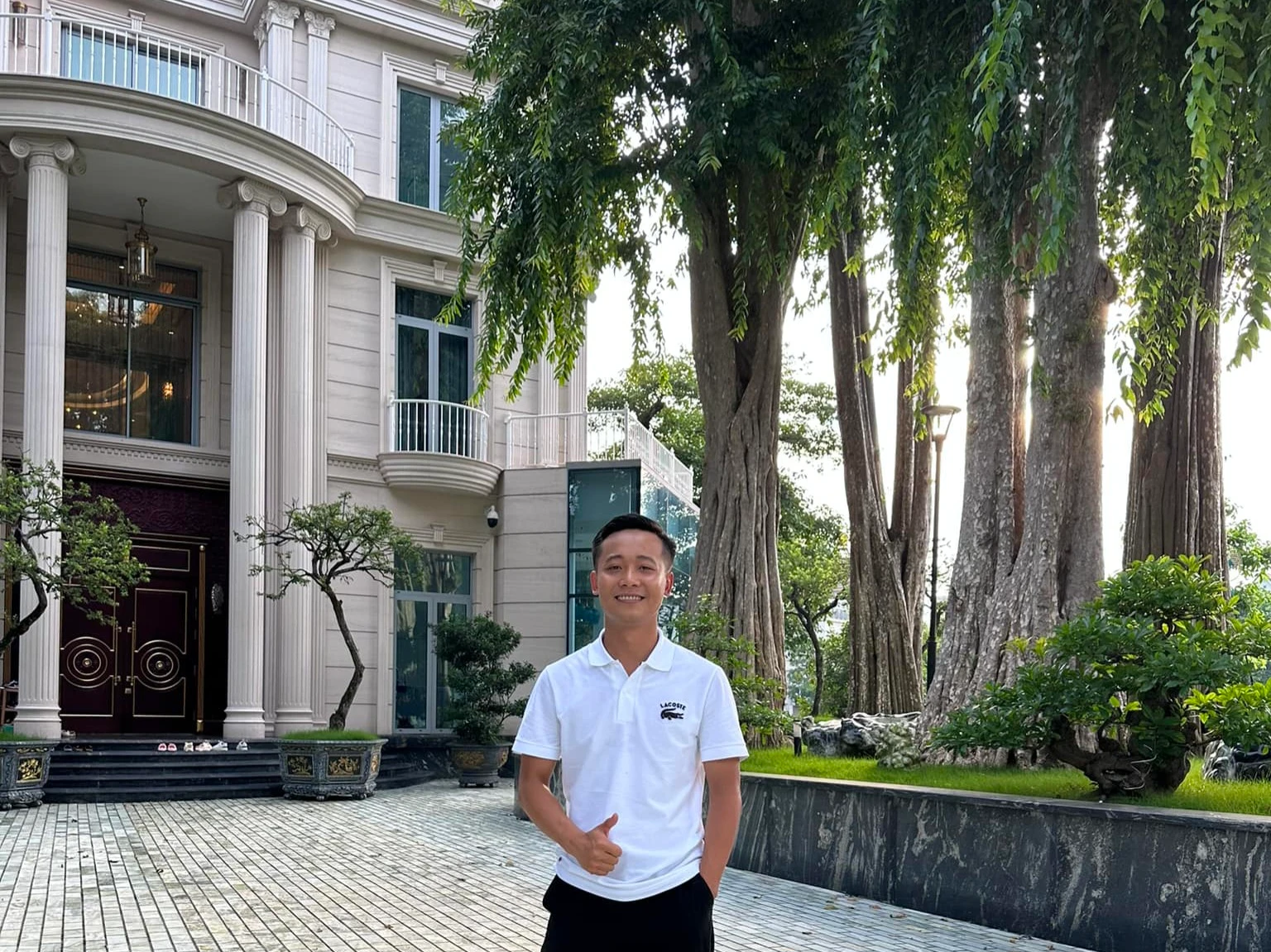 Ăn mặc giản dị, Quang Linh Vlogs "chốt" căn biệt thự nguy nga