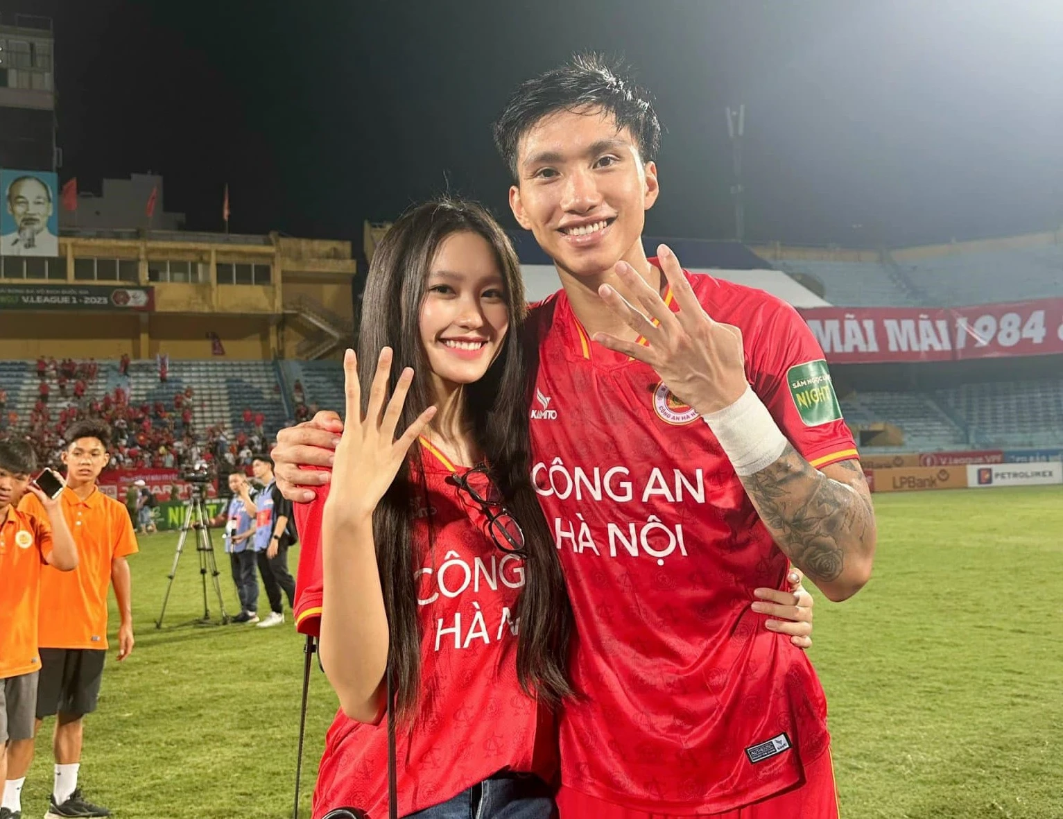 Chuyện tình 3 năm ngọt ngào của Đoàn Văn Hậu và bạn gái