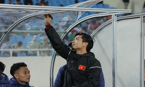 NHM phát hoảng với chòm “râu dê” của Công Phượng