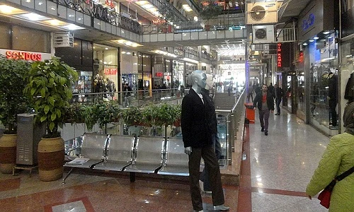 Cận cảnh TTTM nổi tiếng Iran trước khi cháy sập