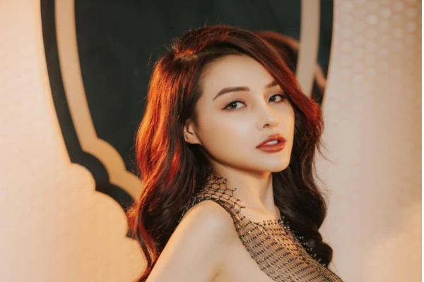 Hết khoe vòng 1, Ngân 98 lại diện áo lưới "hở toang hoác"